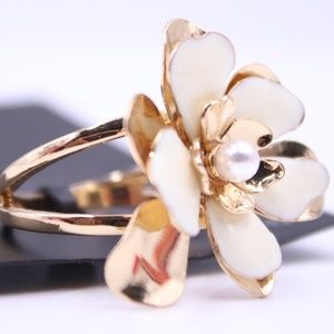 Women's INC International Concepts White Flower Ring Size 12 Gold Tone